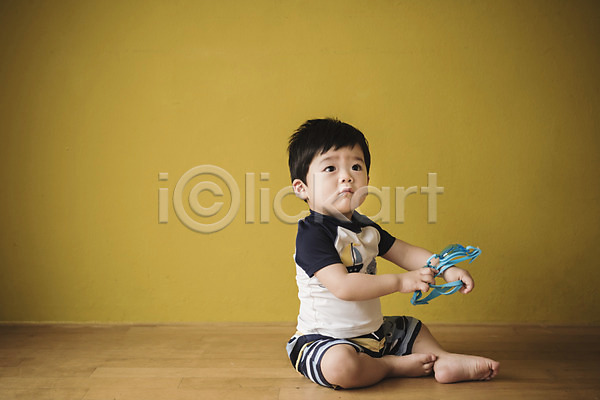 남자 남자아기한명만 아기 한국인 한명 JPG 앞모습 포토 물안경 수영복 실내 앉기 응시 전신