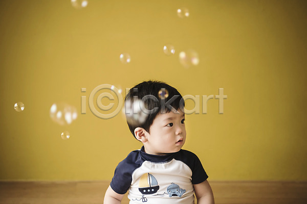 집중 남자 남자아기한명만 아기 한국인 한명 JPG 앞모습 포토 비눗방울 상반신 수영복 실내 앉기