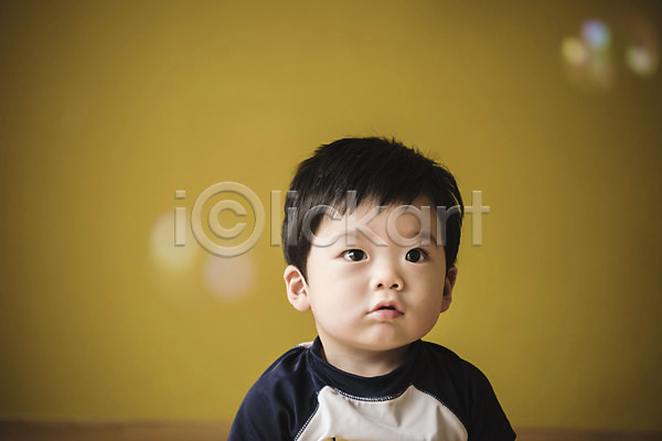 집중 남자 남자아기한명만 아기 한국인 한명 JPG 앞모습 포토 비눗방울 상반신 수영복 실내 앉기
