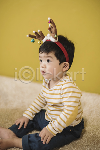 남자 남자아기한명만 아기 한국인 한명 JPG 옆모습 포토 루돌프머리띠 실내 앉기 응시 전신 크리스마스