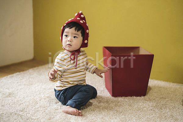 남자 남자아기한명만 아기 한국인 한명 JPG 앞모습 포토 모자(잡화) 선물상자 실내 앉기 응시 전신 크리스마스
