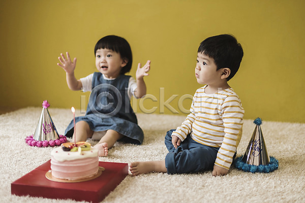 남자 두명 아기 아기만 여자 한국인 JPG 앞모습 옆모습 포토 꼬깔모 생일파티 손짓 실내 앉기 웃음 응시 전신 케이크 팔벌리기