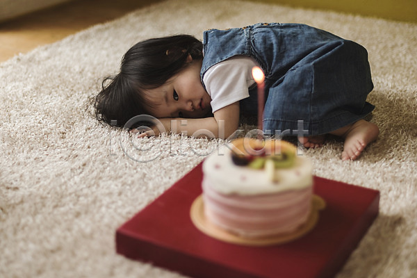 슬픔 우울감 아기 여자 여자아기한명만 한국인 한명 JPG 옆모습 포토 실내 엎드리기 전신 케이크