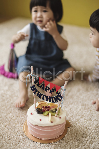 남자 두명 아기 아기만 여자 한국인 JPG 앞모습 포토 꼬깔모 생일파티 실내 앉기 울상 전신 케이크