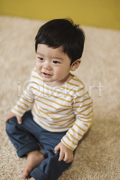 남자 남자아기한명만 아기 한국인 한명 JPG 앞모습 포토 실내 앉기 웃음 응시 전신