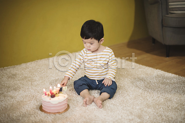 남자 남자아기한명만 아기 한국인 한명 JPG 앞모습 포토 가리킴 생일케이크 생일파티 실내 앉기 응시 전신