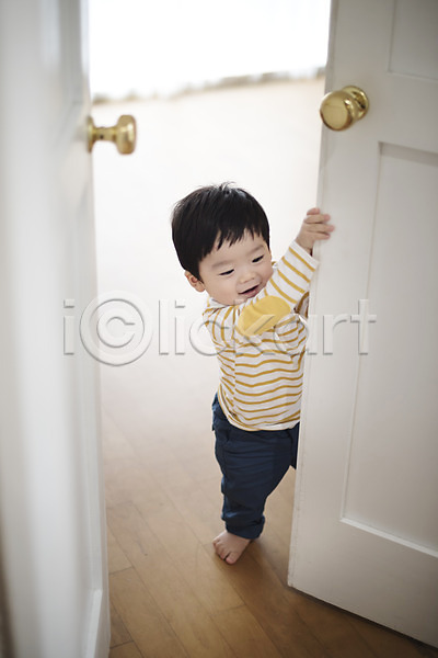 남자 남자아기한명만 아기 한국인 한명 JPG 앞모습 포토 문 서기 실내 웃음 장난 전신