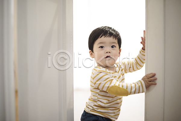 남자 남자아기한명만 아기 한국인 한명 JPG 옆모습 포토 문 상반신 서기 실내 웃음 응시 잡기 장난