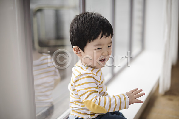 남자 남자아기한명만 아기 한국인 한명 JPG 옆모습 포토 상반신 실내 앉기 웃음 응시 창틀