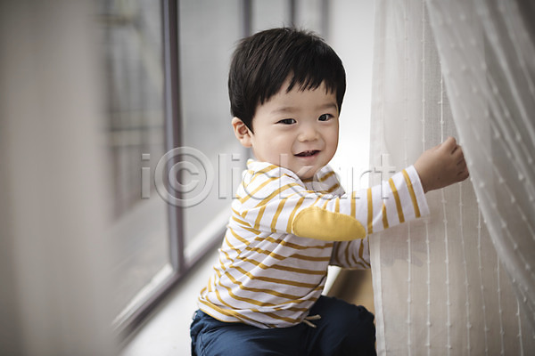 남자 남자아기한명만 아기 한국인 한명 JPG 옆모습 포토 상반신 실내 앉기 웃음 장난 커튼