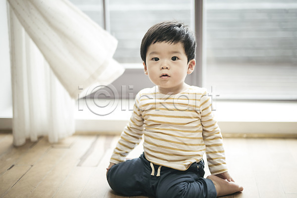 남자 남자아기한명만 아기 한국인 한명 JPG 앞모습 포토 실내 앉기 응시 전신 커튼