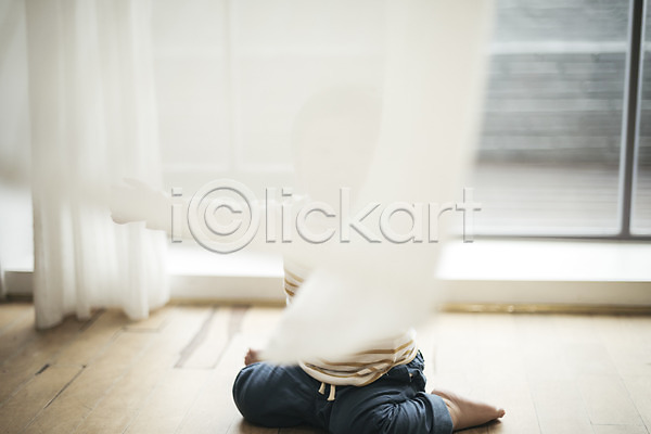남자 남자아기한명만 신체부위 아기 한국인 한명 JPG 앞모습 포토 놀이 실내 앉기 장난 커튼 하반신