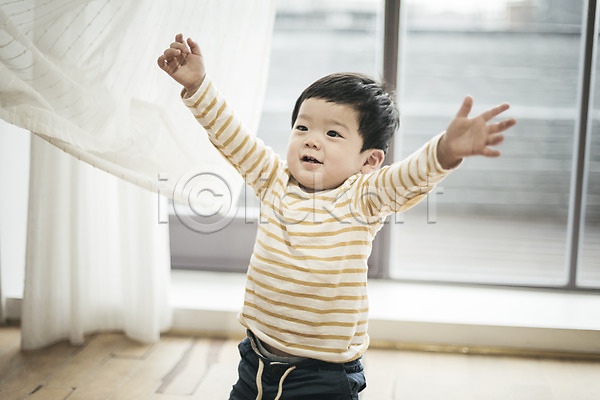 남자 남자아기한명만 아기 한국인 한명 JPG 앞모습 포토 상반신 실내 앉기 웃음 장난 커튼 팔벌리기