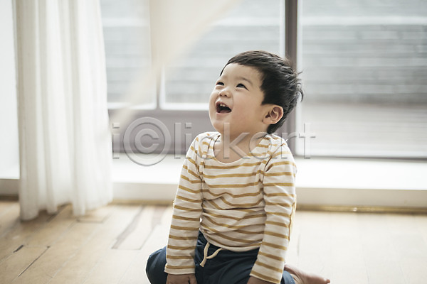 남자 남자아기한명만 아기 한국인 한명 JPG 앞모습 포토 상반신 실내 앉기 웃음 장난 커튼