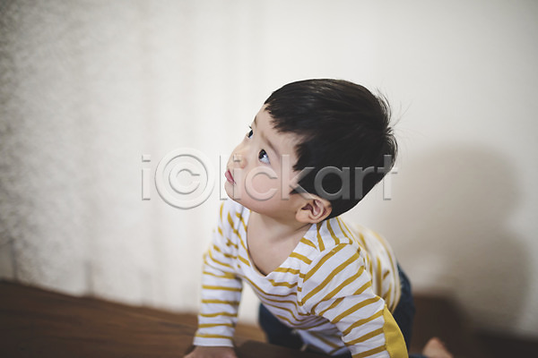 집중 남자 남자아기한명만 아기 한국인 한명 JPG 옆모습 포토 계단 기어가기 상반신 실내 앉기