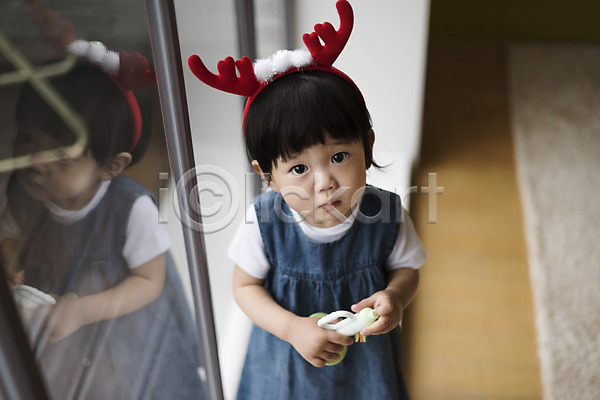 아기 여자 여자아기한명만 한국인 한명 JPG 앞모습 포토 나팔 들기 루돌프머리띠 상반신 서기 실내 올려보기 응시 창문 크리스마스