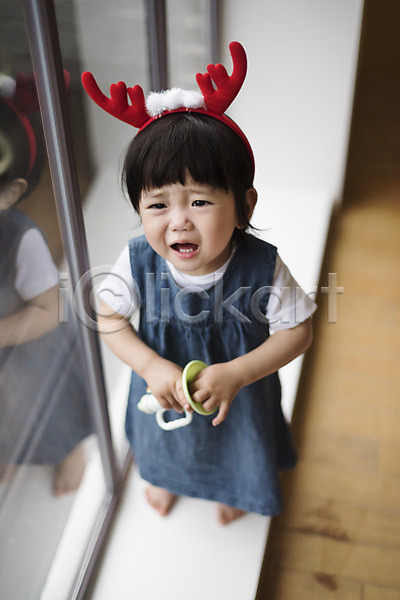 아기 여자 여자아기한명만 한국인 한명 JPG 앞모습 포토 나팔 들기 루돌프머리띠 서기 실내 울음 장난감 전신 창문