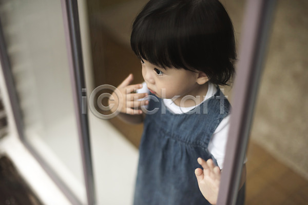 아기 여자 여자아기한명만 한국인 한명 JPG 옆모습 포토 상반신 서기 실내 응시 창밖