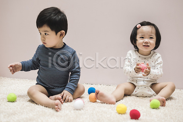 남자 두명 아기 아기만 여자 한국인 JPG 앞모습 포토 공 놀이 바디슈트 실내 앉기 웃음 유아용 장난감 전신