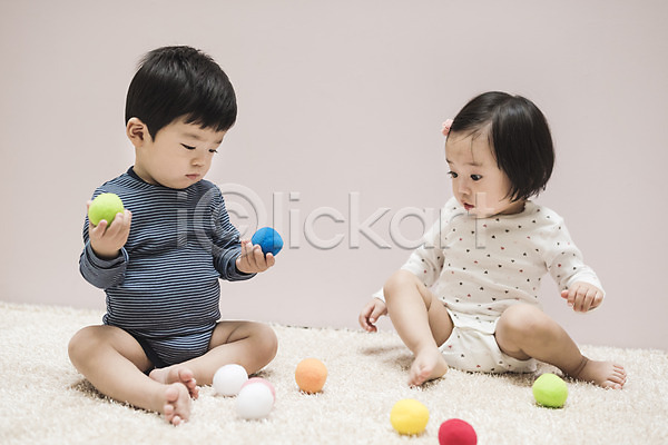 집중 남자 두명 아기 아기만 여자 한국인 JPG 옆모습 포토 공 놀람 놀이 바디슈트 실내 앉기 유아용 장난감 전신