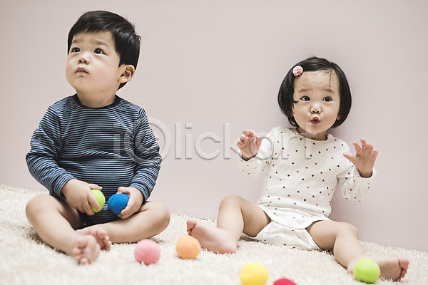 남자 두명 아기 아기만 여자 한국인 JPG 앞모습 포토 공 놀이 바디슈트 실내 앉기 유아용 응시 장난감 전신