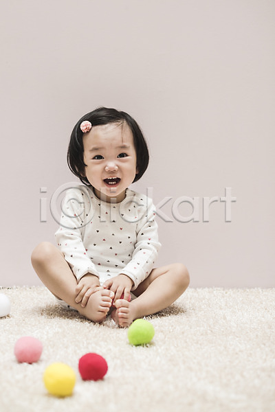 즐거움 아기 여자 여자아기한명만 한국인 한명 JPG 앞모습 포토 공 놀이 실내 앉기 웃음 장난감 전신