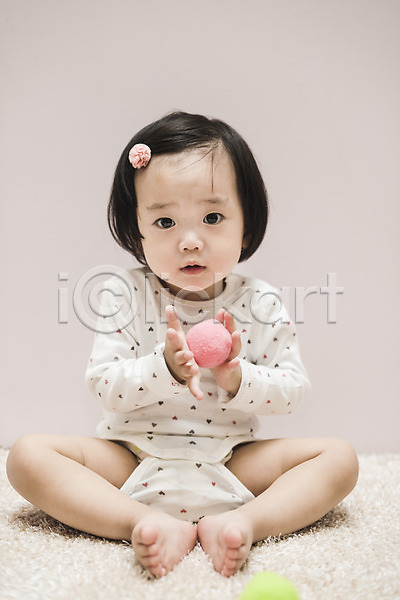 아기 여자 여자아기한명만 한국인 한명 JPG 앞모습 포토 공 놀이 실내 앉기 응시 장난감 전신