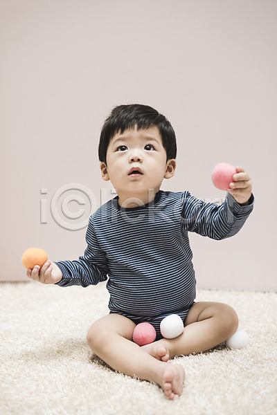 남자 남자아기한명만 아기 한국인 한명 JPG 앞모습 포토 공 놀이 실내 앉기 응시 장난감 전신