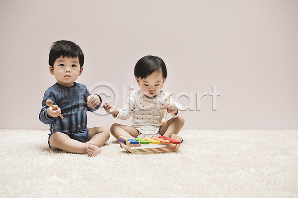 집중 남자 두명 아기 아기만 여자 한국인 JPG 앞모습 포토 바디슈트 실내 실로폰 앉기 유아용 응시 장난감 전신 치기