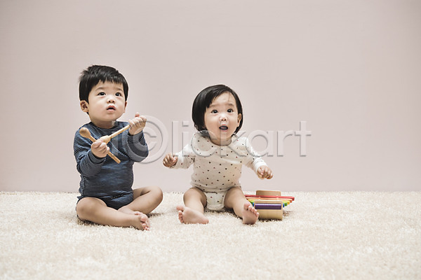 남자 두명 아기 아기만 여자 한국인 JPG 앞모습 포토 바디슈트 실내 실로폰 앉기 유아용 응시 전신