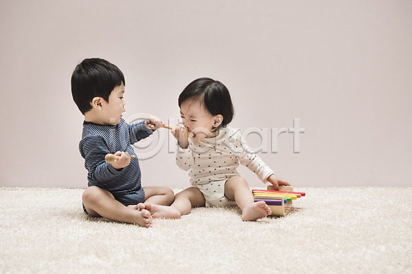 남자 두명 아기 아기만 여자 한국인 JPG 옆모습 포토 먹기 바디슈트 실내 실로폰 실로폰채 앉기 유아용 전신