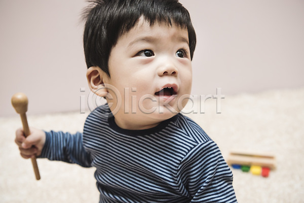 남자 남자아기한명만 아기 한국인 한명 JPG 앞모습 포토 상반신 실내 실로폰 실로폰채 앉기 응시