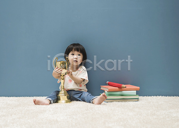 아기 여자 여자아기한명만 한국인 한명 JPG 앞모습 포토 실내 앉기 연필 응시 전신 책 트로피