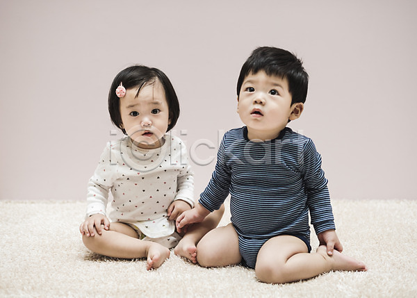 남자 두명 아기 아기만 여자 한국인 JPG 앞모습 포토 바디슈트 실내 앉기 유아용 응시 전신