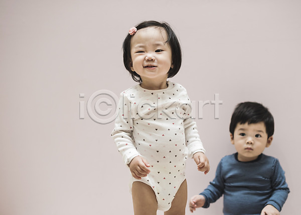 남자 두명 아기 아기만 여자 한국인 JPG 앞모습 포토 바디슈트 상반신 서기 실내 앉기 윙크 유아용