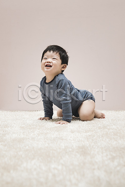 남자 남자아기한명만 아기 한국인 한명 JPG 앞모습 포토 실내 엎드리기 웃음 응시 전신