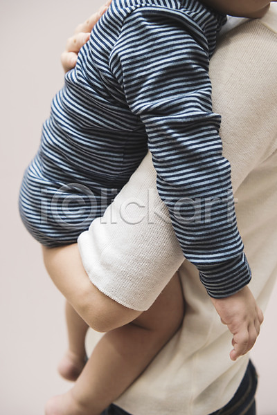 남자 두명 신체부위 아기 한국인 JPG 옆모습 포토 실내 안기 하반신