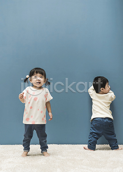 남자 두명 아기 아기만 여자 한국인 JPG 뒷모습 앞모습 포토 서기 실내 웃음 전신