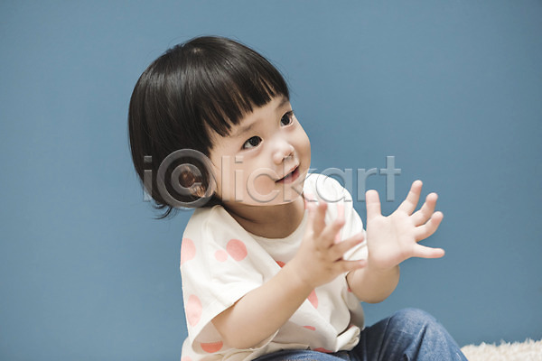 아기 여자 여자아기한명만 한국인 한명 JPG 앞모습 포토 박수 상반신 실내 앉기 올려보기 웃음