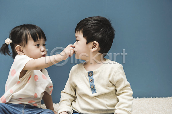 남자 두명 아기 아기만 여자 한국인 JPG 옆모습 포토 마주보기 상반신 실내 앉기