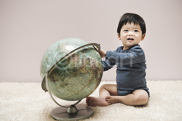남자 남자아기한명만 아기 한국인 한명 JPG 앞모습 포토 실내 앉기 웃음 전신 지구본