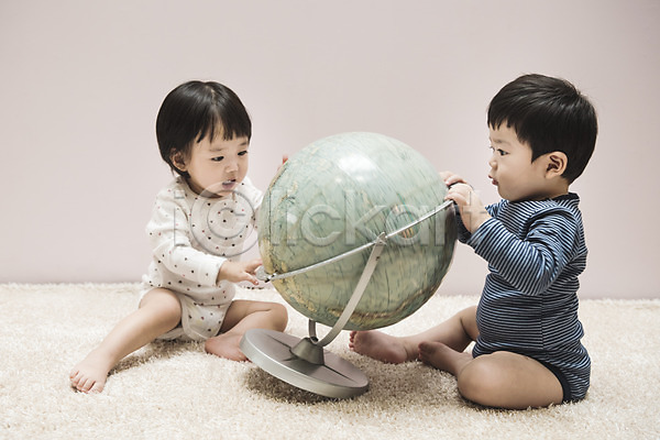 호기심 남자 두명 아기 아기만 여자 한국인 JPG 앞모습 옆모습 포토 교육용품 만지기 실내 앉기 응시 전신 지구본