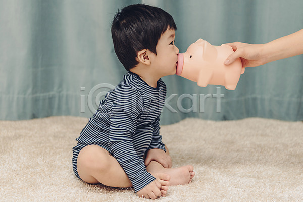 남자 두명 신체부위 아기 한국인 JPG 옆모습 포토 금융의날 돼지저금통 실내 앉기 응시 전신 키스