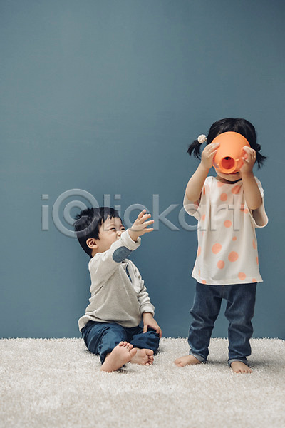 즐거움 호기심 남자 두명 아기 아기만 여자 한국인 JPG 앞모습 포토 들기 만지기 서기 실내 앉기 웃음 장난 전신 확성기