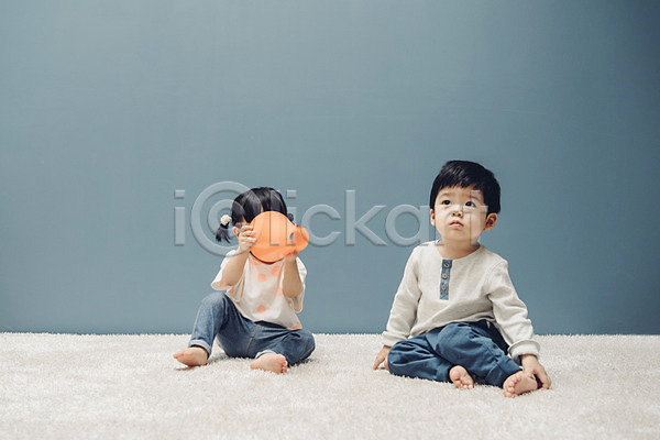 호기심 남자 두명 아기 아기만 여자 한국인 JPG 앞모습 포토 만지기 실내 앉기 얼굴가리기 응시 장난 전신 확성기