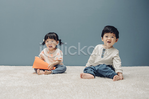 호기심 남자 두명 아기 아기만 여자 한국인 JPG 앞모습 포토 만지기 실내 앉기 웃음 응시 장난 전신 확성기