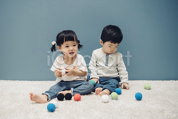 즐거움 남자 두명 아기 아기만 여자 한국인 JPG 앞모습 포토 공 놀이 실내 앉기 응시 장난감 전신