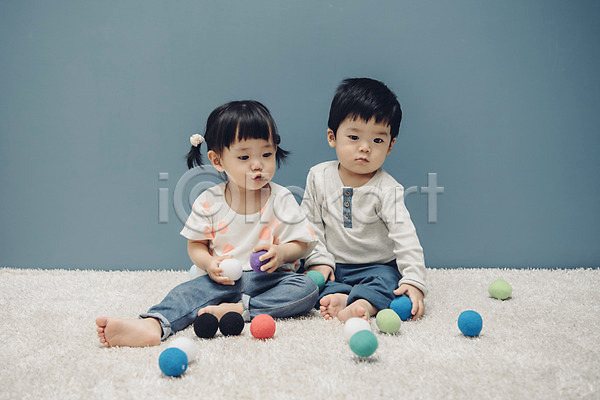 남자 두명 아기 아기만 여자 한국인 JPG 앞모습 포토 공 놀이 실내 앉기 응시 장난 장난감 전신
