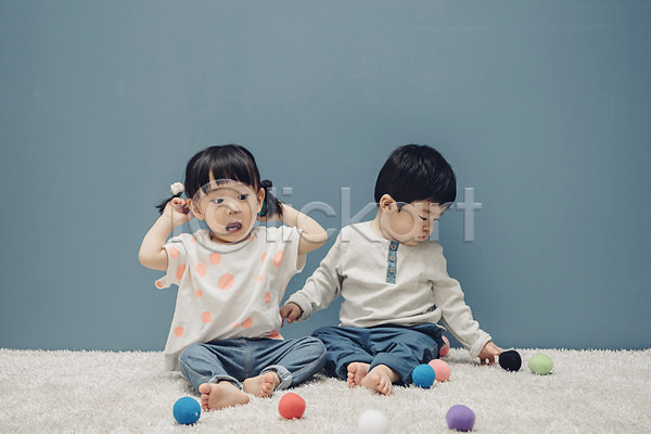 남자 두명 아기 아기만 여자 한국인 JPG 앞모습 옆모습 포토 공 놀이 실내 앉기 응시 장난 장난감 전신