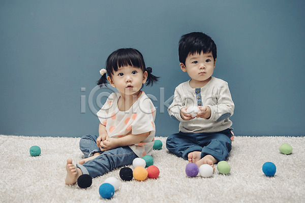 남자 두명 아기 아기만 여자 한국인 JPG 앞모습 포토 공 놀이 실내 앉기 응시 전신